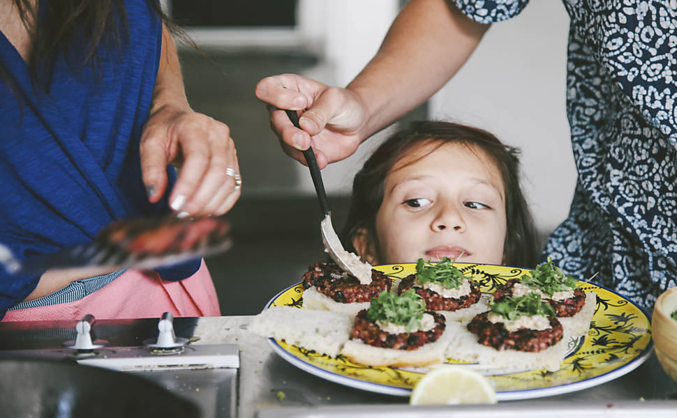 Jaya Roll, 8, observa um prato de hambúrgueres vegetarianos na casa da sua família em Calabasas, Califórnia