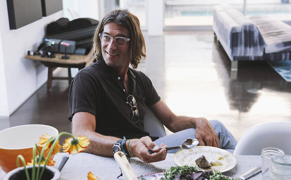 Roll, que com sua parceira Piatt escreveu “The Plantpower Way”, na casa da família em Calabasas, Califórnia