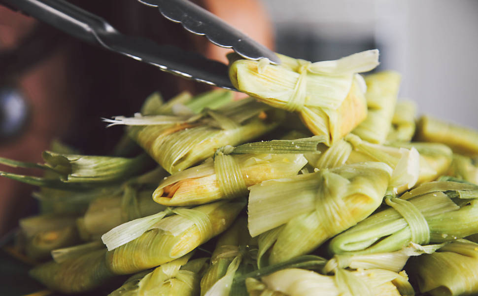 Tamales com “queijo” de amêndoas com chipotle de Rich Roll e Julie Piatt, autores de “The Plantpower Way”