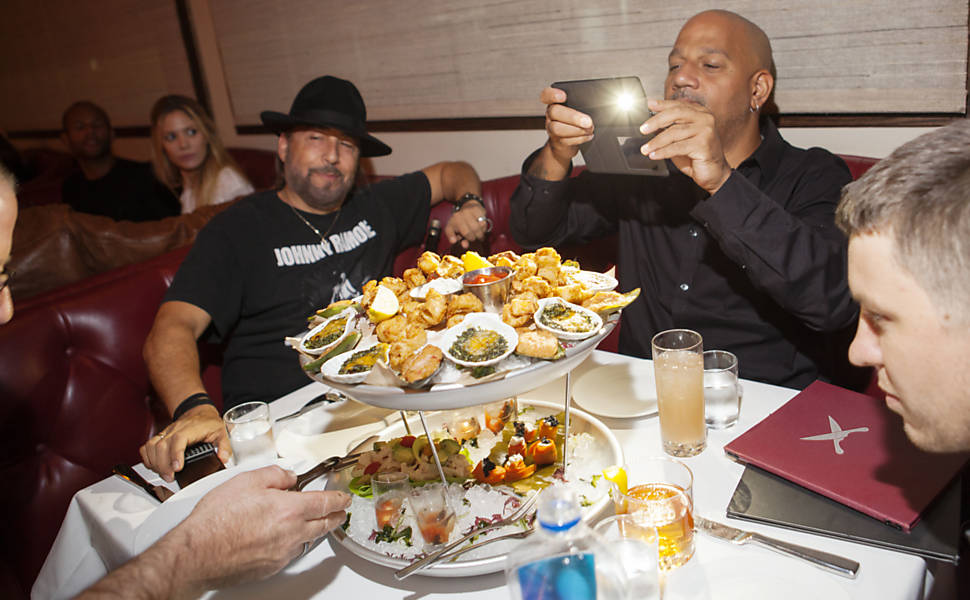 A “torre de frutos do mar” em uma das mesas do restaurante vegano Crossroads, em Los Angeles. Em vez de lagosta, há cogumelos lagosta [Hypomyces lactifluorum], em vez de lula, palmito orgânico. O que se parece com ostras é uma folha de alcachofra com cogumelo shiitake, coberto com azeite, espinafre e pedaços de pão