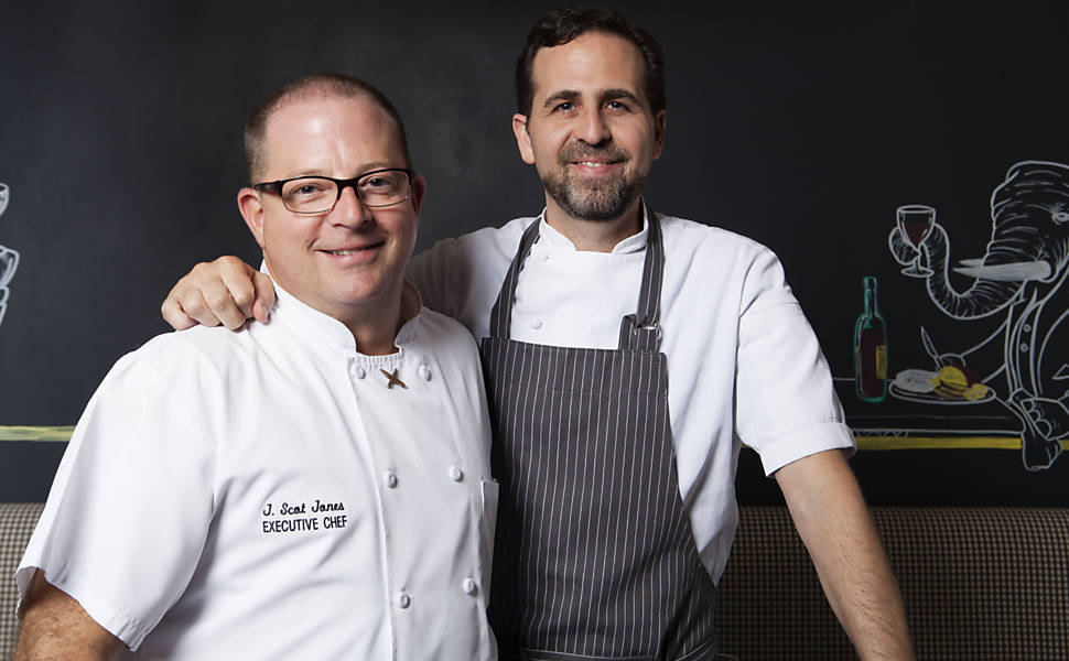 Scot Jones (esq.), chef-executivo, e Tal Ronnen, chef e proprietário, no restaurante Crossroads, em Los Angeles