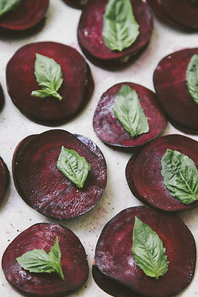 Ravioli de beterraba crua com queijo de castanha de caju envelhecido com trufas, uma receita por Rich Roll e Julie Piatt, do livro “The Plantpower Way”, em Calabasas, Califórnia