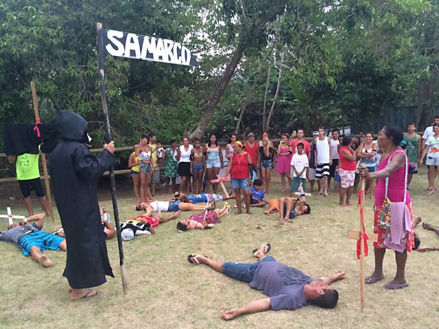 Moradores da praia de Regência, em Linhares, receberam com protesto a chegada ao mar da lama liberada com o rompimento de barragens em Mariana (MG)
