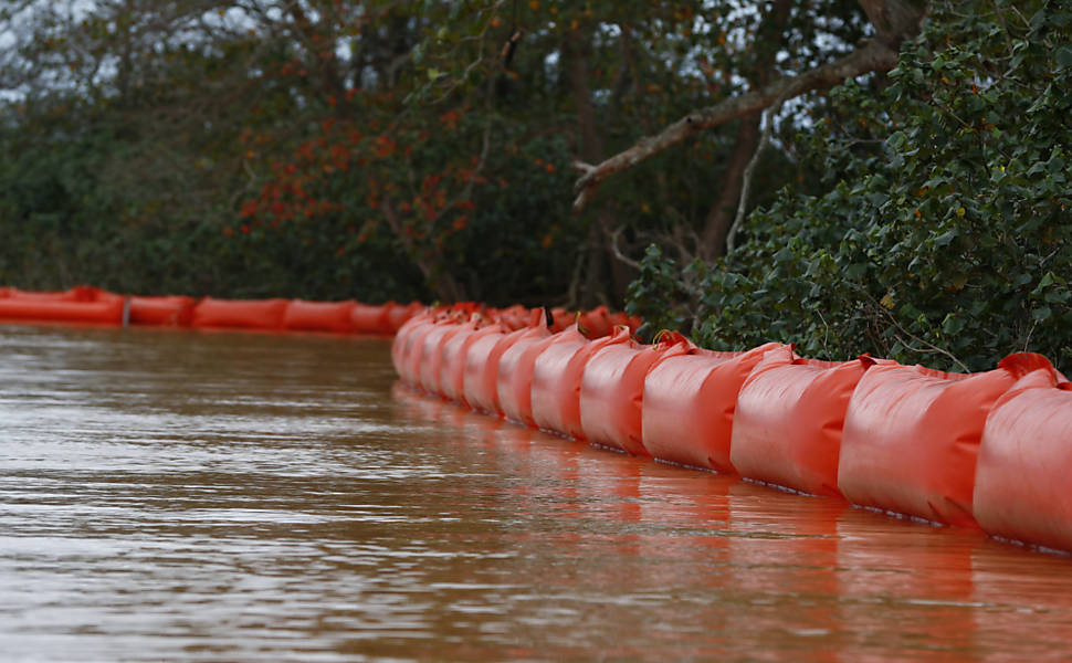 Lama com rejeitos chega à foz do rio Doce, na praia de Regência, e desagua no mar