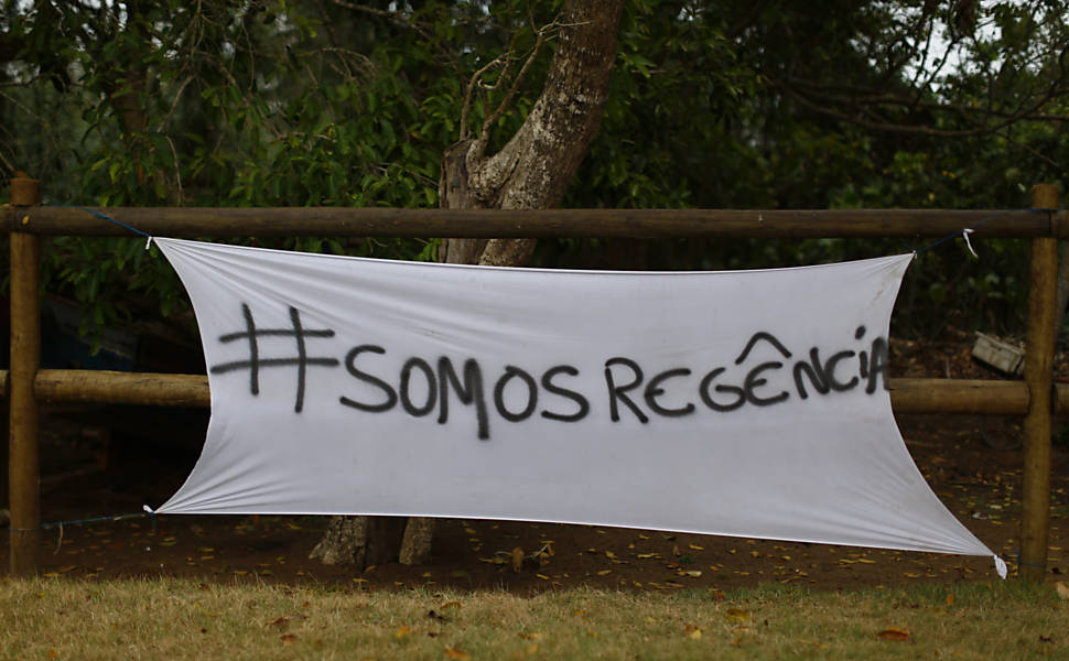 Moradores de Regência fazem protesto após lama com rejeitos atingir cidade e desaguar no mar