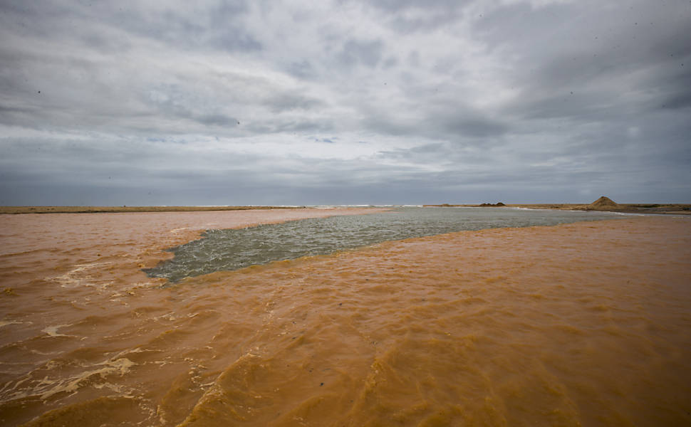 Lama com rejeitos chega à foz do rio Doce, na praia de Regência, e desagua no mar