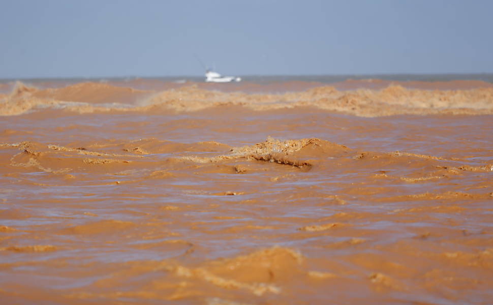 Água do mar da praia de Regencia, no Espírito Santo, contaminada por lama com rejeitos