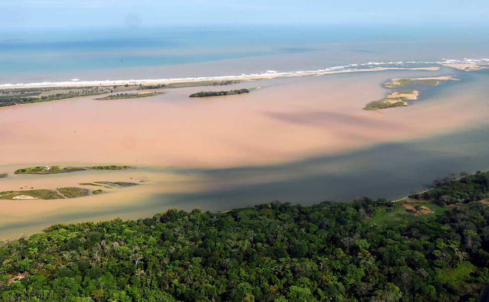 Lama do rompimento das barragens em Mariana (MG) chegam ao mar após ser levada pelo rio Doce em Regência, na costa do Espírito Santo