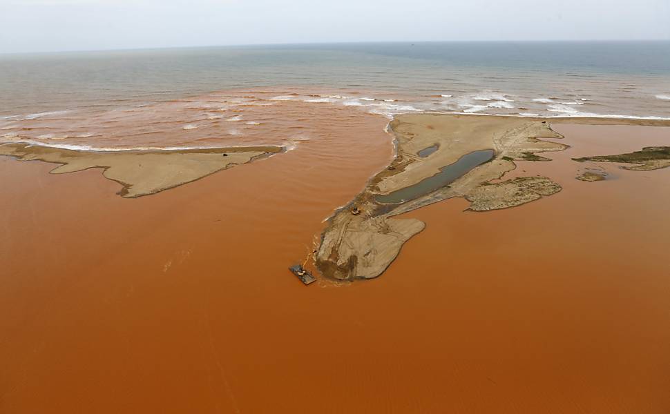 Lama do rompimento das barragens em Mariana (MG) chegam ao mar após ser levada pelo rio Doce em Regência, na costa do Espírito Santo