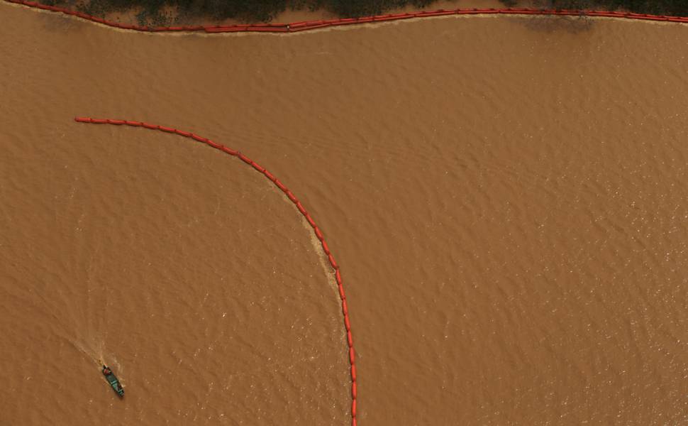 Lama do rompimento das barragens em Mariana (MG) chegam ao mar após ser levada pelo rio Doce em Regência, na costa do Espírito Santo