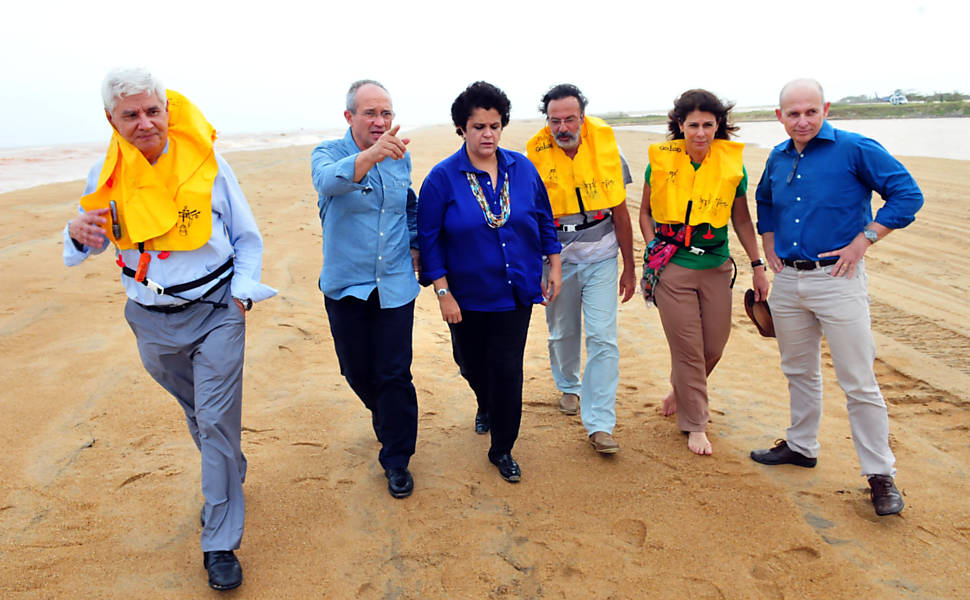 A ministra do Meio Ambiente, Izabella Teixeira, e o governador do Espírito Santo, Paulo Hartung, sobrevoam o litoral de Regência (ES), que foi atingido pela lama da barragem de Mariana (MG) que foi levada pelo rio Doce