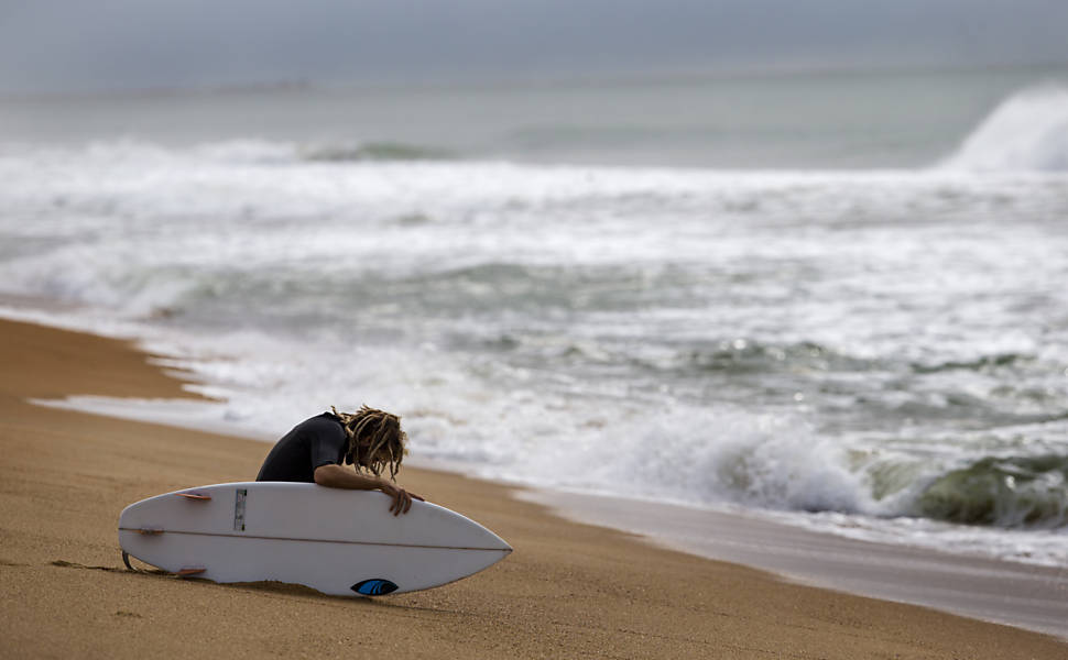 Lama com rejeitos se espalha na praia de Regência, no Espírito Santo, uma das mais famosas do Brasil entre os surfistas