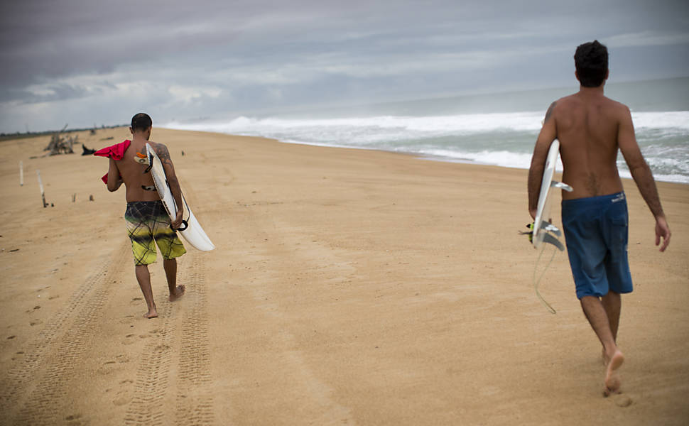 Lama com rejeitos se espalha na praia de Regência, no Espírito Santo, uma das mais famosas do Brasil entre os surfistas