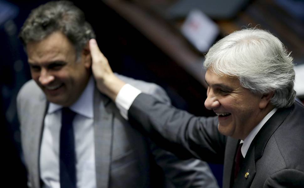 Delcídio Amaral cumprimenta o senador Aécio Neves durante sessão no Senado, em Brasília