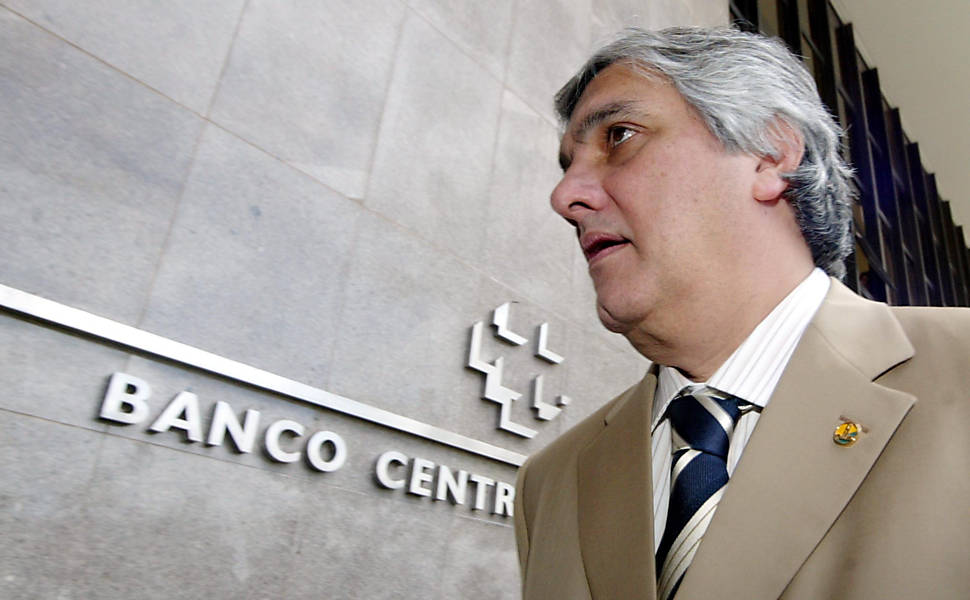 Presidente da CPMI dos Correios, senador Delcídio Amaral chega ao Banco Central, em Brasília; o senador foi pedir agilidade no envio das informações do banco para a CPMI