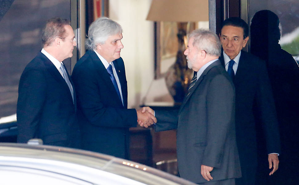 O presidente do senado federal senador Renan Calheiros (PMDB-AL) recebe para almoço o ex-presidente Lula, o líder do governo no senado, senador Delcídio Amaral (PT-MS), e o senador Edison Lobão (PMDB-MA), na residência oficial da presidência do senado