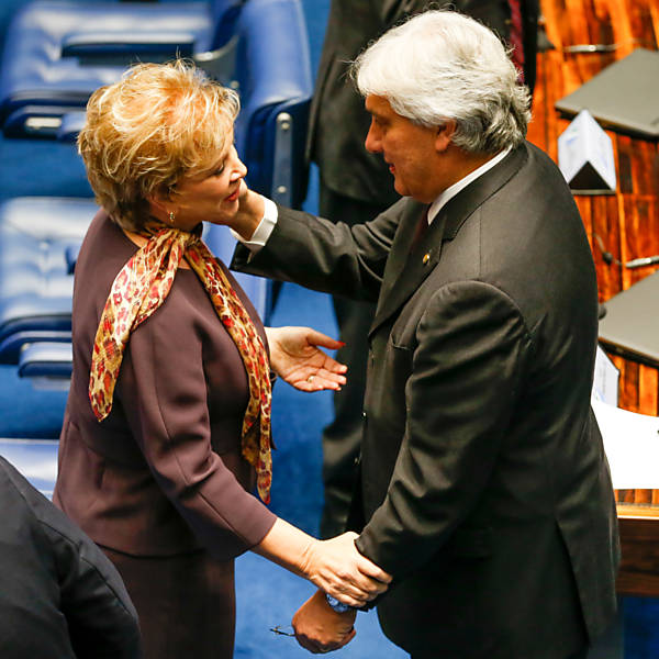 A senadora Marta Suplicy conversando com o senador Delcídio do Amaral (PT-MS), no plenário do Senado; Marta entregou carta de desfiliação do PT, partido do qual ela é uma das fundadoras
