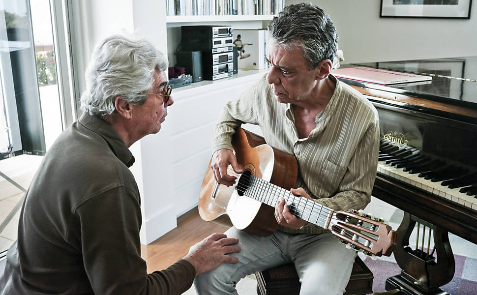 O diretor Miguel Faria Jr. e o músico Chico Buarque durante gravação do documentário