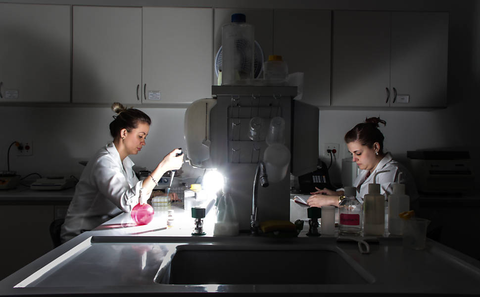 No Centro de Avançado de Superfície Ocular (CASO), Joyce Covre, 29, e Renata Ruocco Loureiro, 27, doutorandas em ciências visuais, dividem o tempo entre produzir as pesquisas e limpar o laboratório.
