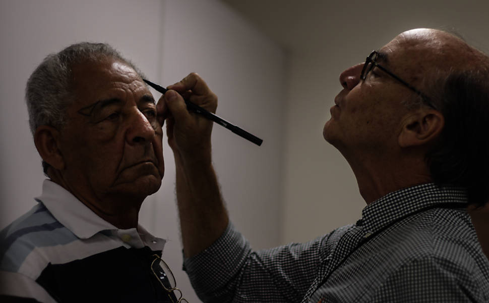O médico oftalmologista Carlos Alberto Ferreira é voluntário no Hospital São Paulo. Pela manhã, Ferreira atende no setor de plástica ocular, e pela tarde faz cirurgias no hospital. "Neste ano começaram a faltar coisas básicas, como fio de náilon, lençóis para macas e algodão", diz.