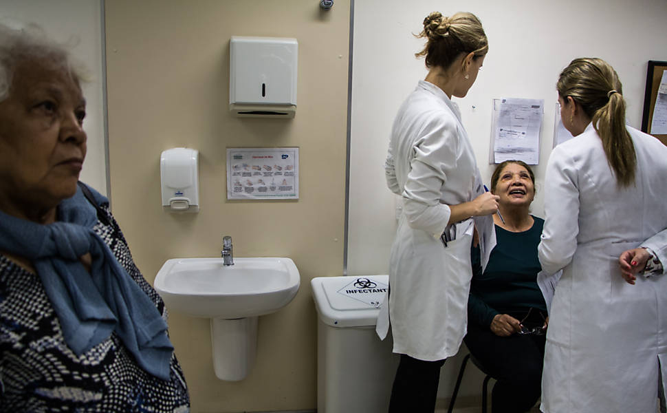 Médicas oftalmologistas atendem paciente no setor de plástica ocular do Hospital São Paulo.