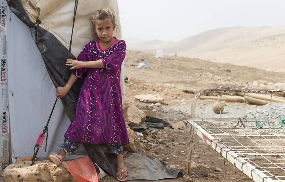 "Flavia", Monte Sinjar, Iraque, outubro 2015 <p>
Essa menina é uma refugiada Yazidi, que escapou do terror do Estado Islâmico quando eles invadiram Sinjar, sua cidade. O massacre de Sinjar em agosto de 2014 como ficou conhecido o episódio, matou em um único dia 5.000 pessoas e refugiou 50 mil. A minoria curda yazidi foi violentada pelo Estado Islâmico, que escravizou sexualmente suas mulheres e meninas. 