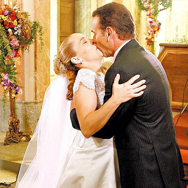 Os atores Isabela Garcia e Marco Ricca gravam cena de casamento da novela "Paraíso Tropical" (2007), da Rede Globo