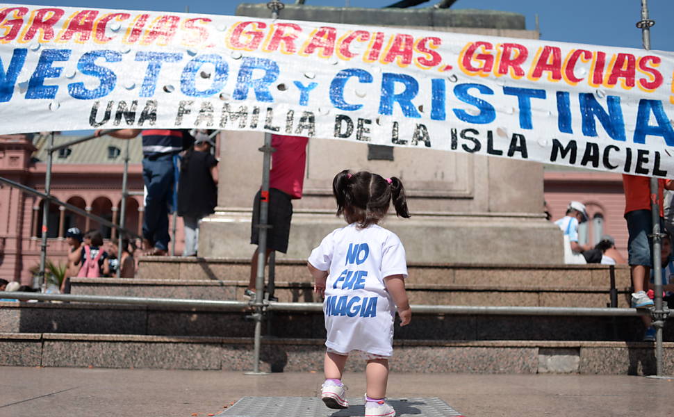Menina observa faixa de apoio a Cristina Kirchner em Buenos Aires
