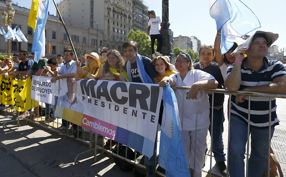 Apoiadores de Mauricio Macri se reúnem em frente ao Congresso para a posse do novo presidente da Argentina