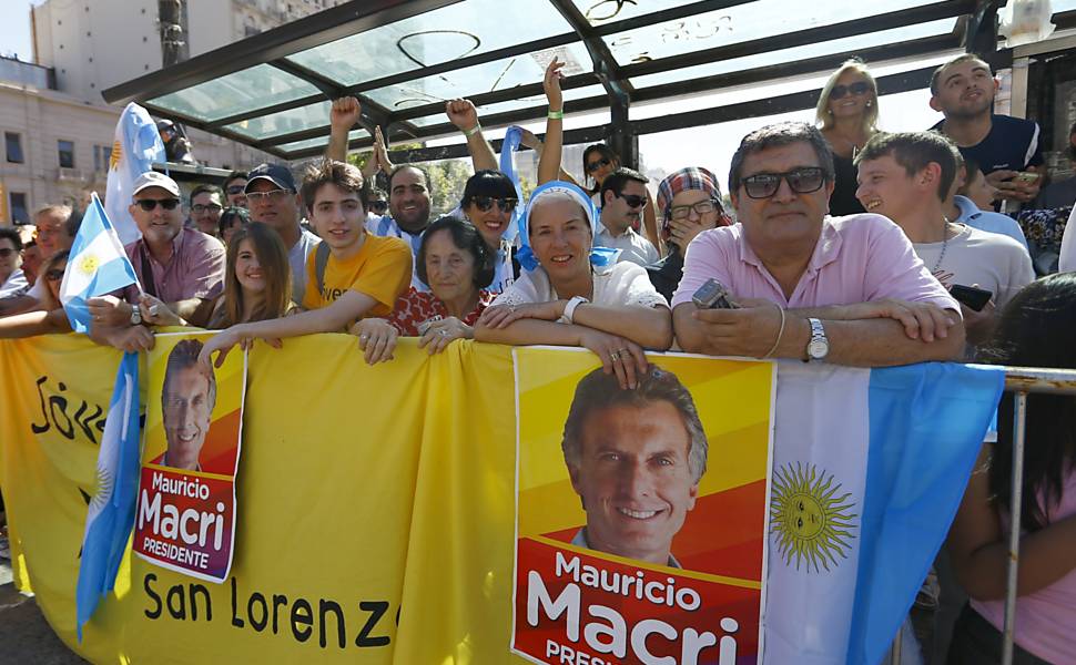 Aliados de Macri esperam em frente ao Congresso a chegada do presidente eleito para fazer seu juramento