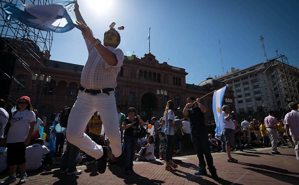 Na Casa Rosada, outro grupo espera a chegada de Macri, onde ele receberá a faixa e o bastão presidenciais