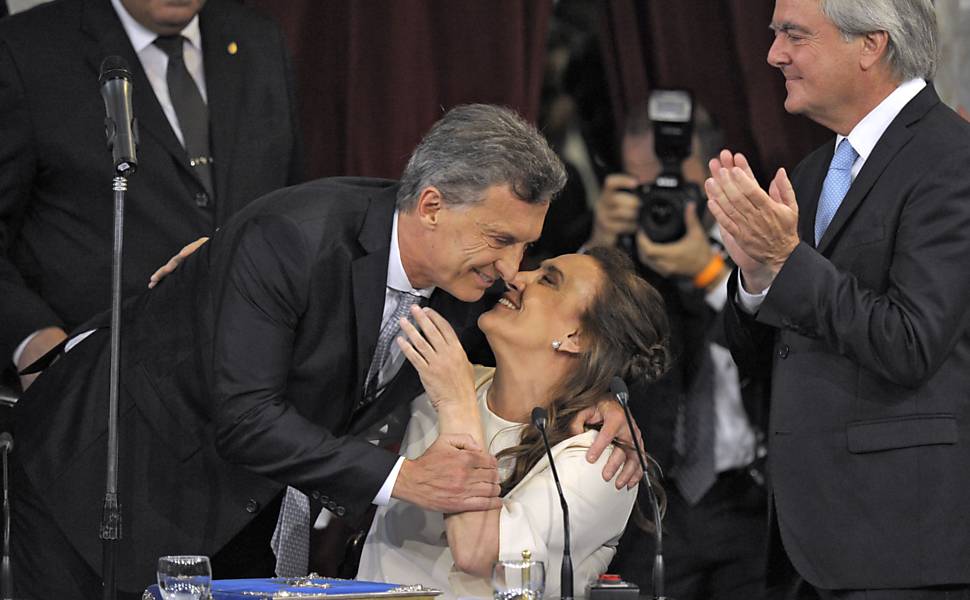 O presidente da Argentina, Mauricio Macri, cumprimenta a vice, Gabriela Michetti, após a diplomação no Congresso