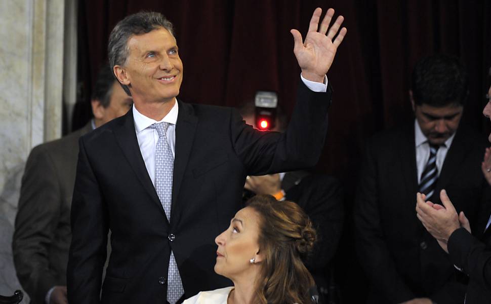 Mauricio Macri saúda a militantes e parlamentares dentro do Congresso, ao lado de sua vice, Gabriela Michetti
