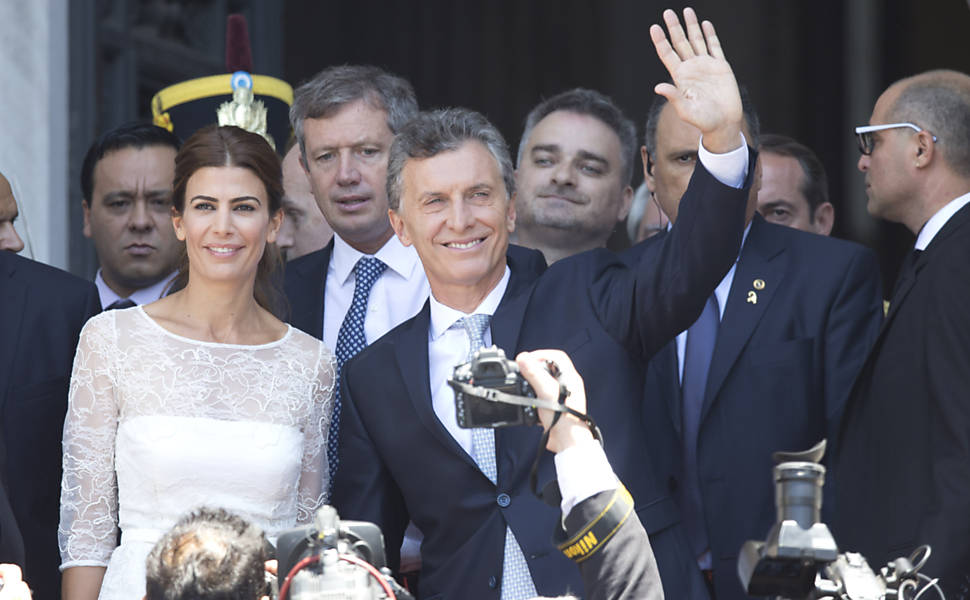 Ao lado da primeira-dama, Juliana Awada, Macri deixa o Congresso rumo à Casa Rosada, onde receberá a faixa