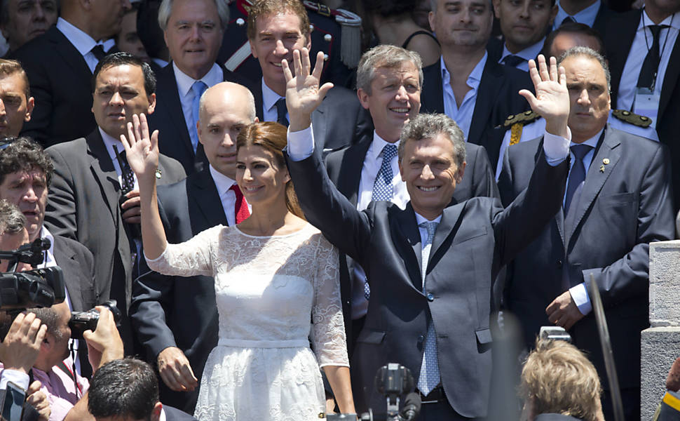 Mauricio Macri acena para os milhares de simpatizantes que o seguiram para a diplomação no Congresso argentino
