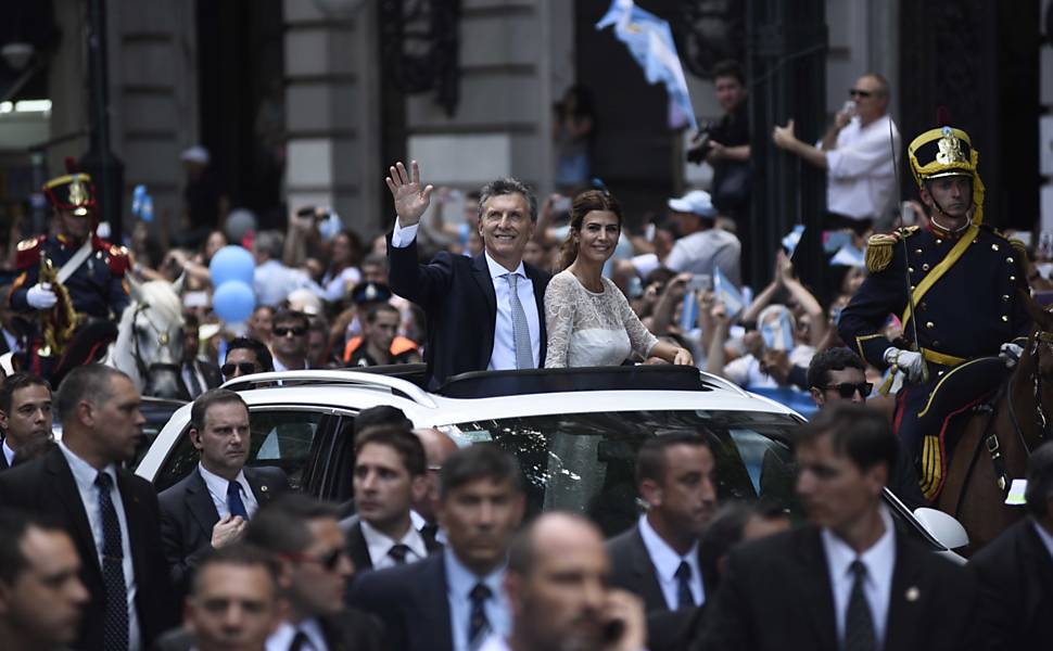 No trajeto entre a sede do Legislativo e a Casa Rosada, ele acenou os milhares de simpatizantes nas ruas