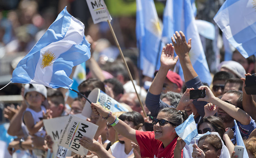 Milhares de simpatizantes de Macri lotaram a Praça de Maio e as ruas próximas para acompanhar a posse
