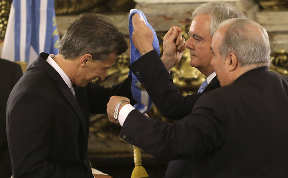 Macri recebe a faixa presidencial na Casa Rosada das mãos do presidente da Suprema Corte, Ricardo Lorenzetti