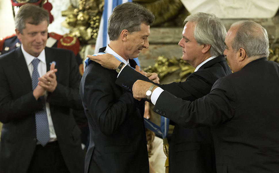 Mauricio Macri recebe a faixa e o bastão presidenciais do presidente da Suprema Corte, Ricardo Lorenzetti