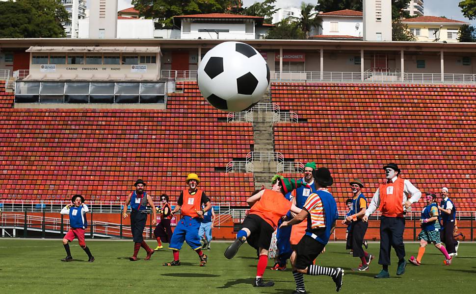 Futebol de palhaços no Pacaembu