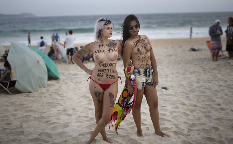  Sara Winter e Fernanda Trendosky protestam durante a Copa do Mundo 