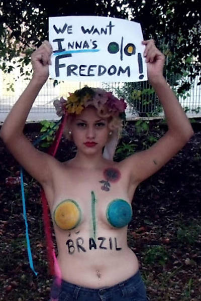  A criadora do Femen Brasil, Sara Winter, em sua primeira foto tirada na Praça do Bicão, em São Carlos (SP)