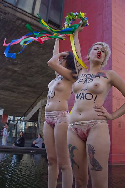  Sara Winter ativista do Femen Brasil em protesto pelo parto natural em frente ao Masp, na avenida Paulista