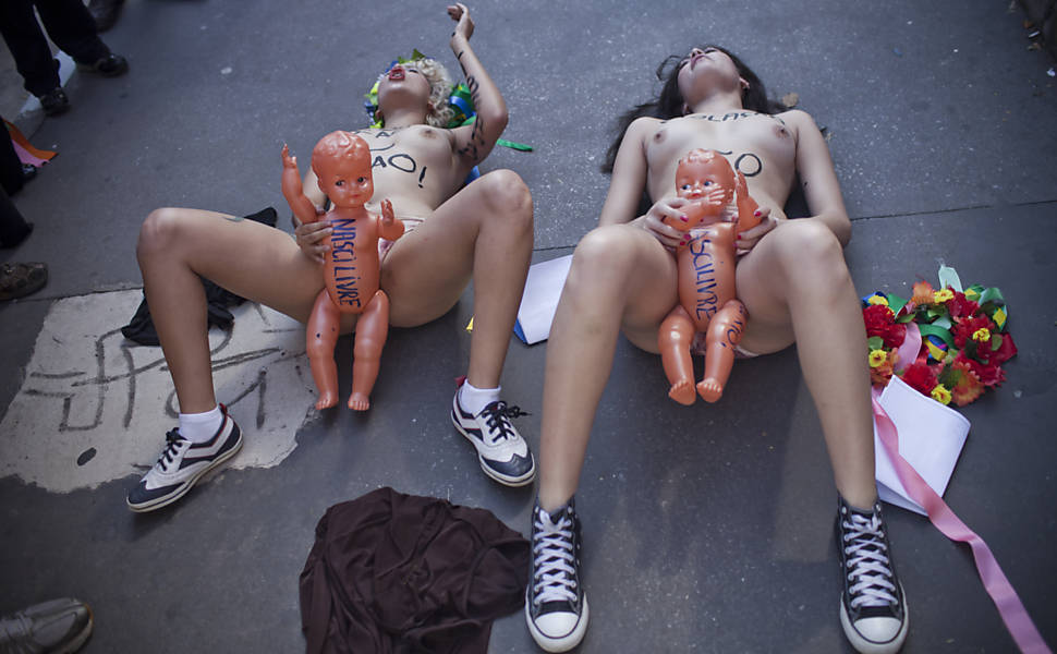  Sara Winter ativista do Femen Brasil em protesto pelo parto natural em frente ao Masp, na avenida Paulista
