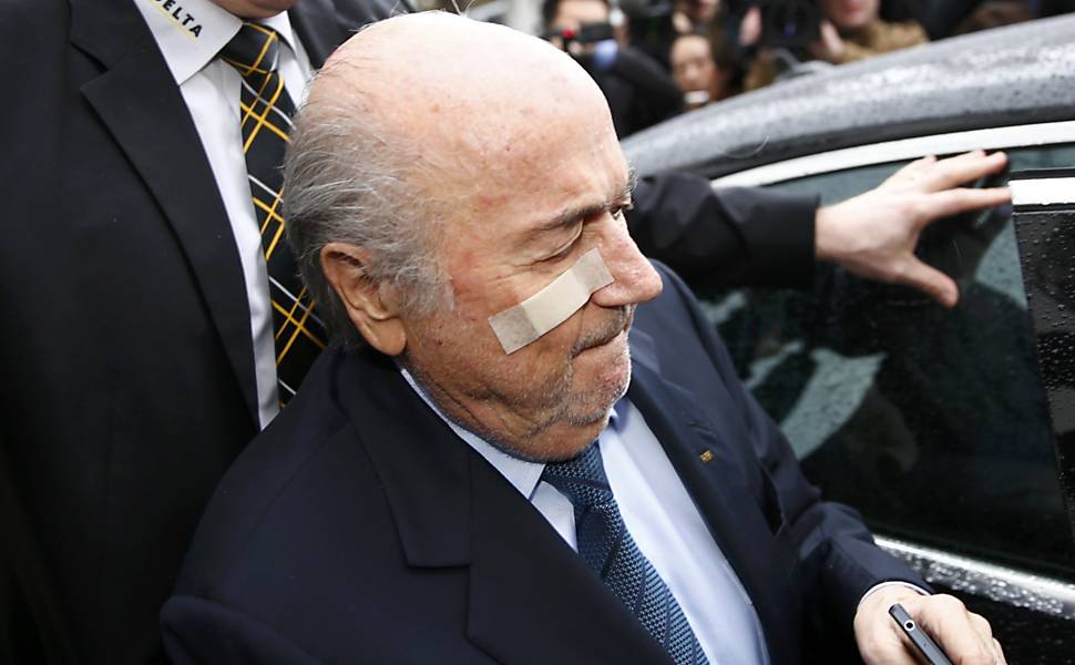 Blatter é suspenso por oito anos