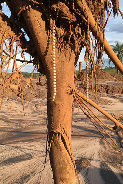 Detalhes de objetos deixados para trás na lama de Bento Rodrigues, em Mariana (MG), após ruptura de barragem da Samarco