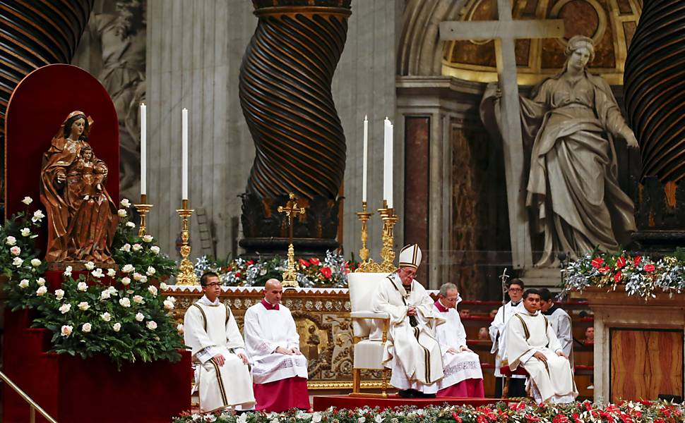 O papa Francisco celebra missa especial de Natal na basílica de São Pedro, no Vaticano