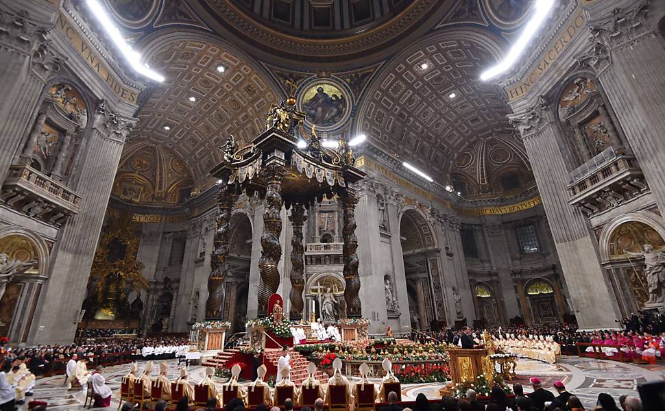 O papa Francisco celebra missa especial de Natal na basílica de São Pedro, no Vaticano