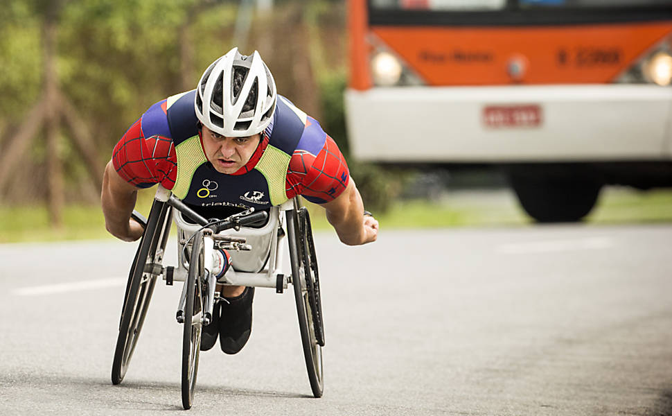 Pioneira, iraniana consegue competir em provas de motocicleta - 29/04/2015  - Esporte - Folha de S.Paulo