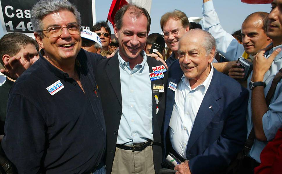 Brizola (à dir.) com Ciro Gomes, candidato à Presidência que apoiou em 2002
